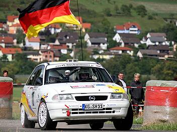 Als Mit-Organisator und Rallye-Pilot voll in Aktion: Sven Hochwimmer (Kützberg/Trimberg) hat als Lokalfavorit beim "2. ADAC Rallyesprint Fränkisches Weinland" seine Nennung abgegeben und möchte mit Co-Pilotin Nadja Hartung (Fulda) im Opel Astra FAS 16V ähnlich gut abschneiden wie bei der Vorjahresveranstaltung. Foto: zz-SportMedia/ Karlheinz Franz