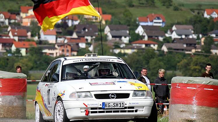 Als Mit-Organisator und Rallye-Pilot voll in Aktion: Sven Hochwimmer (Kützberg/Trimberg) hat als Lokalfavorit beim "2. ADAC Rallyesprint Fränkisches Weinland" seine Nennung abgegeben und möchte mit Co-Pilotin Nadja Hartung (Fulda) im Opel Astra FAS 16V ähnlich gut abschneiden wie bei der Vorjahresveranstaltung. Foto: zz-SportMedia/ Karlheinz Franz