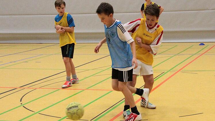 Mit Elan und der richtigen Technik gehen die Fußball-Jungen in Ebermannstadt an die Arbeit. Foto: Josef Hofbauer