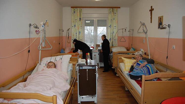 Einige Heimbewohner sind in Vier-Bett-Zimmern untergebracht. Die Aufnahme im Heim hat einen sozialen Hintergrund.