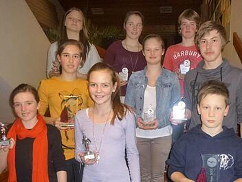 Geehrt wurden die erfolgreichsten Schwimmer (vorne, von links): Lara Amend, Judith Baer, Moritz Werner, Mitte: Anna Neubauer, Nina Diringer, Johannes Fischer, hinten: Leonie Hagel, Jana Werner, Alexander Amend. Es fehlen: Jonathan Baer und Sebastian Schönhut. Foto: Dietz