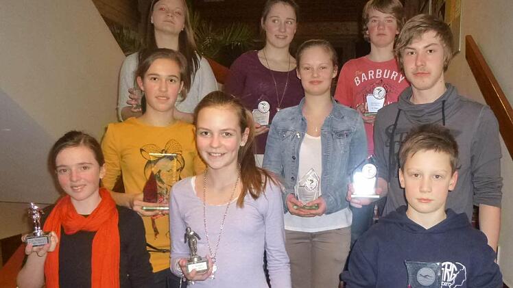 Geehrt wurden die erfolgreichsten Schwimmer (vorne, von links): Lara Amend, Judith Baer, Moritz Werner, Mitte: Anna Neubauer, Nina Diringer, Johannes Fischer, hinten: Leonie Hagel, Jana Werner, Alexander Amend. Es fehlen: Jonathan Baer und Sebastian Schönhut. Foto: Dietz