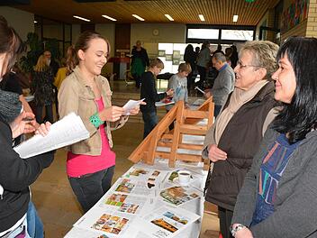 Holzbau - im Bild der Stand der Firma Holz-Hepp - kann auch für Schülerinnen eine interessante Alternative sein. Fotos: Gerhard Schmidt