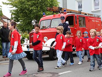 Die Lösch-Querkela der Bad Staffelsteiner Feuerwehr vor dem Feuerwehr-Oldtimer aus Kronach. Fotos: Klaus Gagel