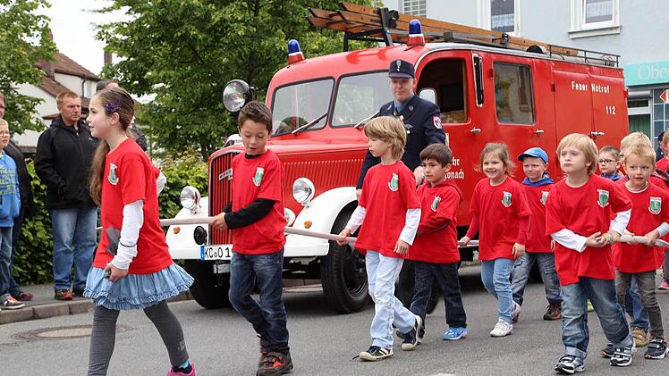 Die Lösch-Querkela der Bad Staffelsteiner Feuerwehr vor dem Feuerwehr-Oldtimer aus Kronach. Fotos: Klaus Gagel