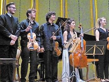 In Erwartung der Blumen und Bocksbeutel (v.l.): Andreas Domjanic, Timothy Ridout, Marin Maras, Astrig Siranossian und Sara Domjanic. Foto: Ahnert
