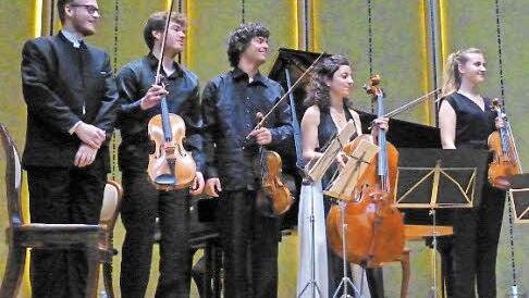 In Erwartung der Blumen und Bocksbeutel (v.l.): Andreas Domjanic, Timothy Ridout, Marin Maras, Astrig Siranossian und Sara Domjanic. Foto: Ahnert
