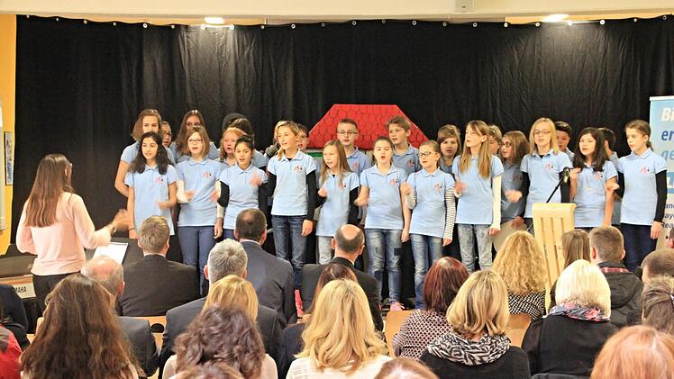 Die Chorklasse 6C unter Leitung von Tanja Lorenz lockerte die Veranstaltung mit einigen Liedern auf.  Foto: Helmut Will