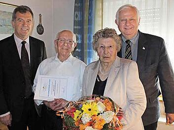 Hans Beck (l.) und Johann Pfister (r.) gratulierten Margareta und Johann Beck. Foto: Evi Seeger