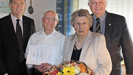 Hans Beck (l.) und Johann Pfister (r.) gratulierten Margareta und Johann Beck. Foto: Evi Seeger