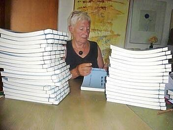 Die Haiku-Anthologie "Bei aller Liebe ..." - stapelweise Foto: privat