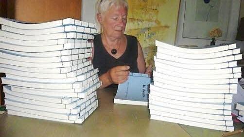 Die Haiku-Anthologie "Bei aller Liebe ..." - stapelweise Foto: privat