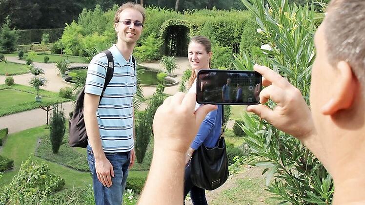 Kreisrat Volker Partsch lichtet hier die Abteilungsleiter Tim Eichenberg und Melanie Spatz im Park Sanssouci ab. Foto: Ralf Ruppert