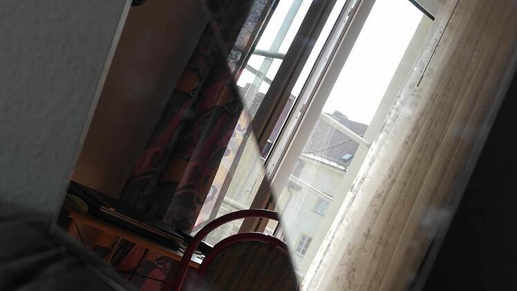 Eine "Erinnerung" an die Bauarbeiten ist für Josef Duballa dieser Spiegel. Durch die Erschütterungen sei er von der Wand gefallen.