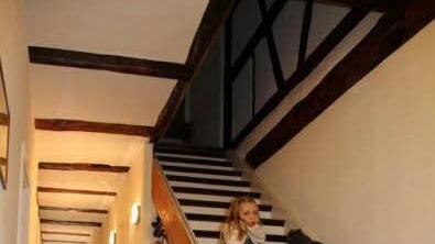 Der für Franken typische lange Flur sollte bei der Sanierung auf Wunsch des BLfD erhalten bleiben. Heute spielen hier Lilly (oben) und Leni mit ihren Katzen Fiene und Carlson.