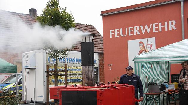Ehrenkommandant Eduard Wiener heizte die Gulaschkanone "T&uuml;r&ouml;ffner-Tag" der Freiwilligen Feuerwehr Reichenbachordentlich ein.Matthias N&ouml;th