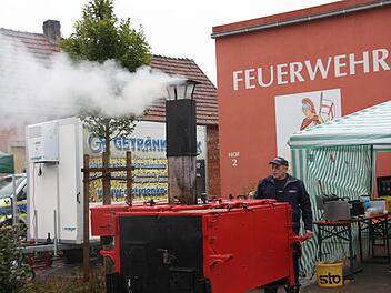 Ehrenkommandant Eduard Wiener heizte die Gulaschkanone "Türöffner-Tag" der Freiwilligen Feuerwehr Reichenbachordentlich ein.Matthias Nöth