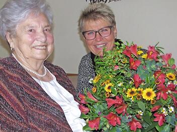 Stadträtin Gabriele Morper-Marr gratuliert Edith Eichhorn zum 90.Geburtstag.  Foto: Martin Koch