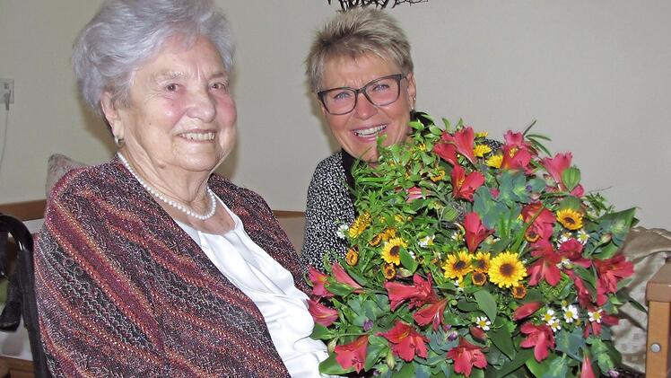 Stadträtin Gabriele Morper-Marr gratuliert Edith Eichhorn zum 90.Geburtstag.  Foto: Martin Koch