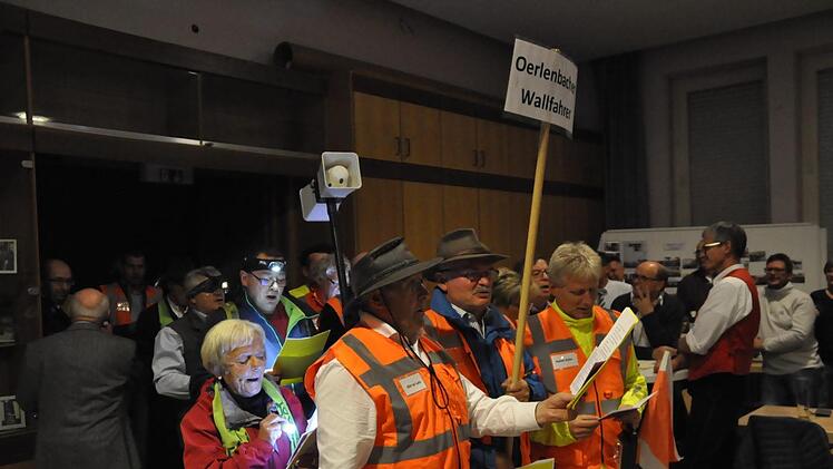 Zur Belustigung beim Begegnungsabend im Pfarrheim spielen Wallfahrer den Start der Prozession nach. Foto: Peter Klopf