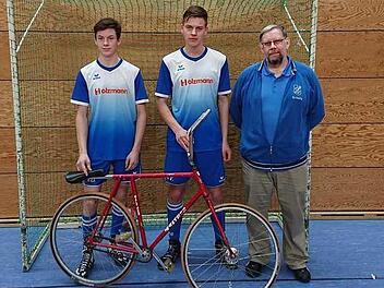 Im schwäbischen Kissing wurden die beiden U19-Radballer David Holzmann (links) und Tobias Kuhnlein vom RVC Steinwiesen Bayerischer Vizemeister. Mit im Bild ihr Betreuer Georg Porzel.  Foto: RVC Steinwiesen