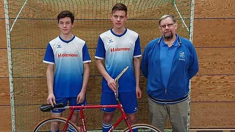 Im schwäbischen Kissing wurden die beiden U19-Radballer David Holzmann (links) und Tobias Kuhnlein vom RVC Steinwiesen Bayerischer Vizemeister. Mit im Bild ihr Betreuer Georg Porzel.  Foto: RVC Steinwiesen