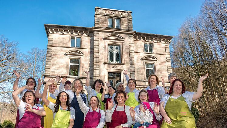 Alle Absolventinnen der Hauswirtschaftsschule jubeln, weil sie k&uuml;nftig nicht mehr die Schulb&auml;nke in der Trendelvilla dr&uuml;cken m&uuml;ssen. Foto: Peter Wiesel