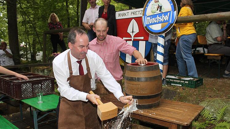 Probleme, das fränkische Bier zu bändigen, hatte stellvertretender Ministerpräsident Hubert Aiwanger beim Anstich.Mail von wind-journal@t-online.de: