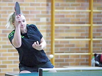 Garant für den ersten Saisonsieg der SG Neuses war Katja Schwemmlein. Beim 6:4-Auswärtserfolg in Steinberg blieb sie in ihren drei absolvierten Einzeln ungeschlagen.  Foto: Hans Franz