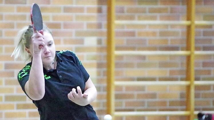 Garant für den ersten Saisonsieg der SG Neuses war Katja Schwemmlein. Beim 6:4-Auswärtserfolg in Steinberg blieb sie in ihren drei absolvierten Einzeln ungeschlagen.  Foto: Hans Franz