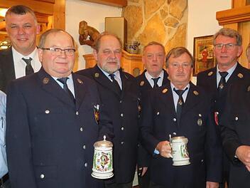 Verabschiedet aus dem aktiven Dienst wurden (vorne, von rechts): Georg  Mager, Georg Hennemann, Georg Säum, Josef Zipfel und (3. von links) Rudi Keller. Es bedankten sich (von links): Ortssprecher Herold, Hans-Josef Stich sowie Heiner Kunzelmann. Fotos: Monika Schütz