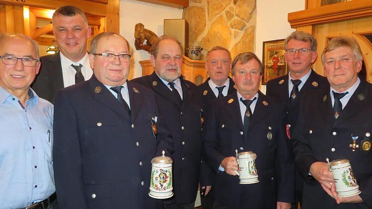 Verabschiedet aus dem aktiven Dienst wurden (vorne, von rechts): Georg  Mager, Georg Hennemann, Georg Säum, Josef Zipfel und (3. von links) Rudi Keller. Es bedankten sich (von links): Ortssprecher Herold, Hans-Josef Stich sowie Heiner Kunzelmann. Fotos: Monika Schütz