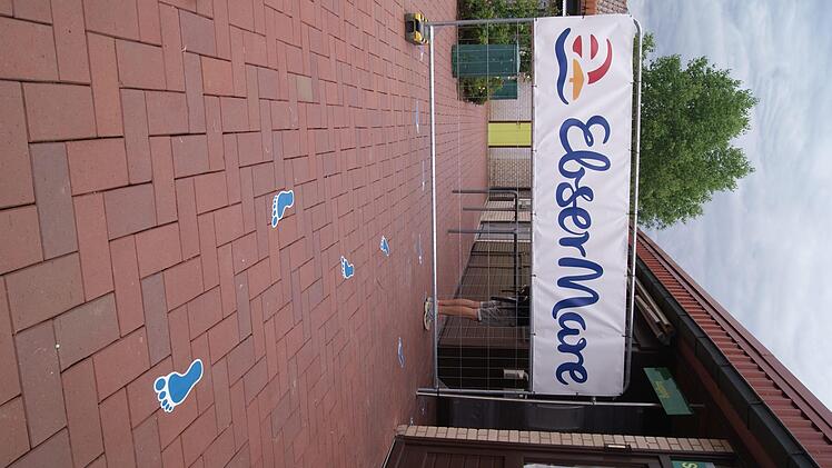 Fu&szlig;spuren am Boden zeigen, wohin die G&auml;ste d&uuml;rfen.