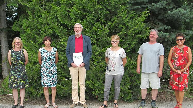 Zur Silber- und Bronze-Ehrennadel gratulierten Vize-Bürgermeisterin Elisabeth Assmann (links) und Ortsbeauftragte Gabi Ebert (rechts) dem Ehepaar Ursula und Karl Wiegel, Evelyn Sitzmann und Volker Schmitt.