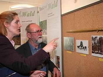 Museumsleiter Friedel Auer erklärt Stadträtin Ulrike Baumüller seine Fundgegenstände, hier ein Schwert. Fotos: Evi Seeger