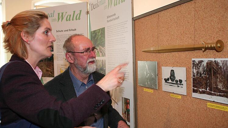 Museumsleiter Friedel Auer erklärt Stadträtin Ulrike Baumüller seine Fundgegenstände, hier ein Schwert. Fotos: Evi Seeger