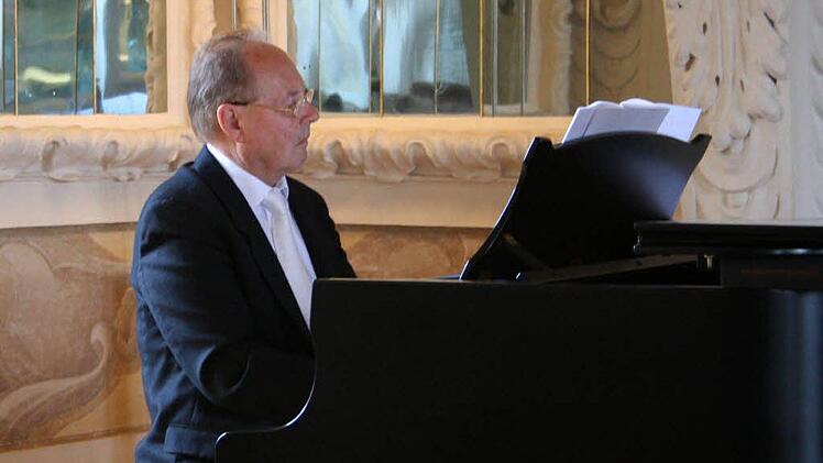 Interpret in eigener Sache: Gerhard Deutschmann als Klavierbegleiter bei der Uraufführung seines Liederzyklus "Das Herz singt im Kalenderwind" im Riesensaal der Ehrenburg.
