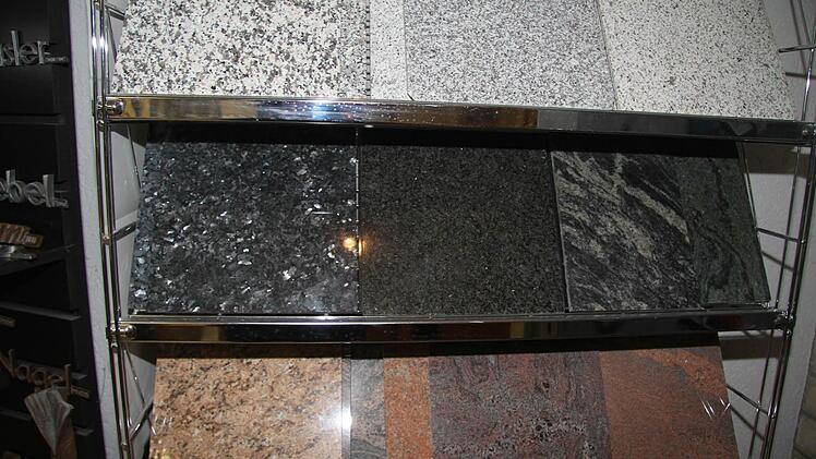 Steinmetz Ebert arbeitet eng mit dem Granitwerk zusammen - und kann farblich die komplette Bandbreite anbieten: Der Klassiker sind noch immer grau-schwarze Farbtöne oder Rottöne, aber auch helle Farbnuancen gefallen.