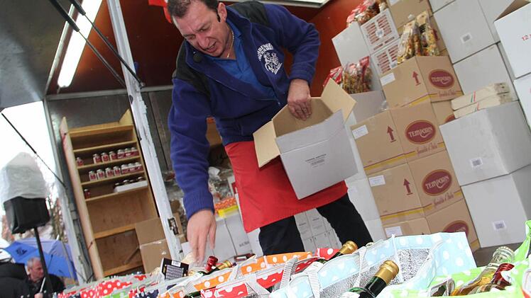 Im Akkord wurden Tüten vom Lkw aus vollgepackt und verkauft.