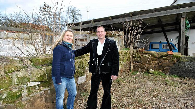 Wo die Reste der alten Scheune des ehemaligen Dreiseithofs stehen, wird sich später das Wohnzimmer der Bauherren, Sabrina und Thomas Weidmann befinden. Foto: Regina Vossenkaul