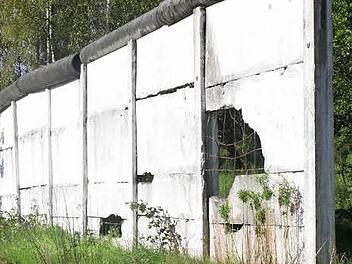 Ein Teil der Mauer steht noch bei Görsdorf. Wildbienen nutzen heute die Hohlräume der Betonplatten zum Überwintern. Foto: Matthias Hagen