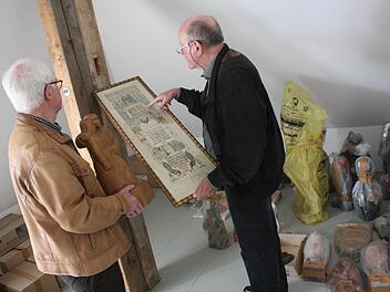 Otto Leidenberger (links) und Hans Dietrich Unger inspizieren eine russische Votivtafel.  Fotos: Robert Huger
