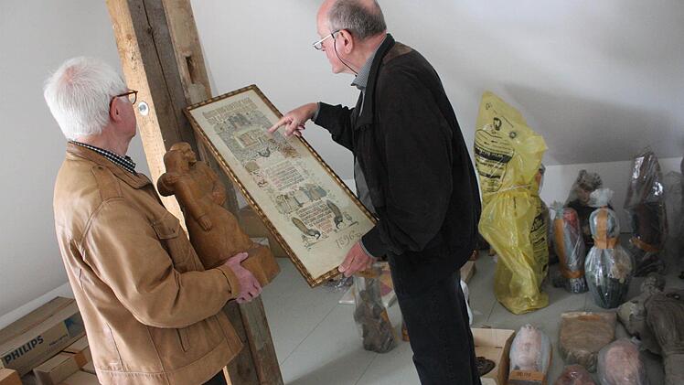 Otto Leidenberger (links) und Hans Dietrich Unger inspizieren eine russische Votivtafel.  Fotos: Robert Huger