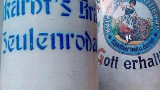 Ein besonderes Exemplar von Herbert Bott: Ein 7/4-Liter-Krug von der "Eckardt´s Brauerei" Zeulenroda in Thüringen (links). Daneben ein 2-Liter Exemplar der Kulmbacher "Rizzibräu".