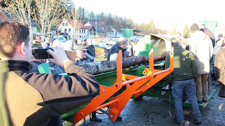 Die Stämme werden automatisch eingezogen. In Rotorange der Stammheber. Foto: Friedwald Schedel
