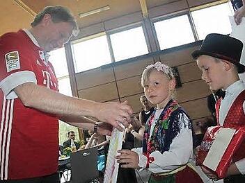 Die Kindergartenkinder gratulierten Klaus Löffler. Foto: Veronika Schadeck