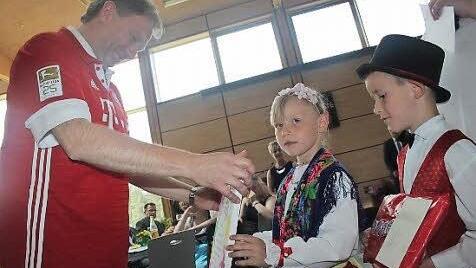 Die Kindergartenkinder gratulierten Klaus Löffler. Foto: Veronika Schadeck