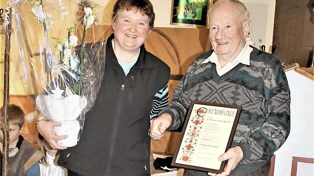 Vorsitzende Walburga Kraus ernennt Konrad Graßmann mit einer Urkunde zum Ehrenmitglied.  Foto: Jupp Schröder