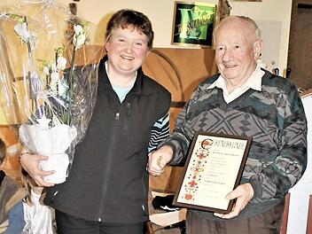 Vorsitzende Walburga Kraus ernennt Konrad Gra&szlig;mann mit einer Urkunde zum Ehrenmitglied.  Foto: Jupp Schr&ouml;der