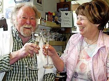 Nicht nur mit seiner Frau Renate wird der "Boder" heute auf seinen Geburtstag anstoßen. Foto: Dieter Hübner
